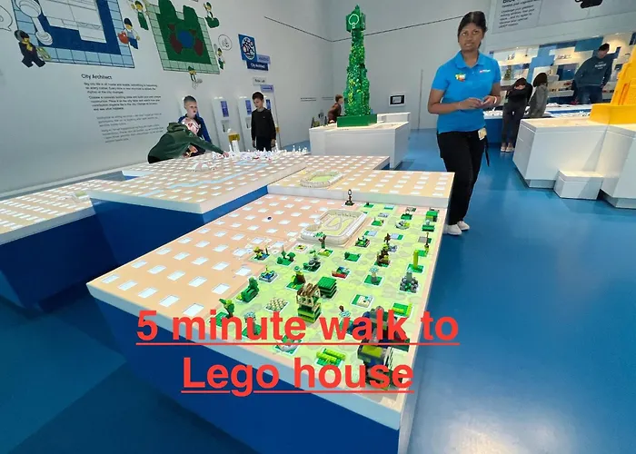 5 Minute Walk To Lego House - N18 - With Private Bathroom بيلوند